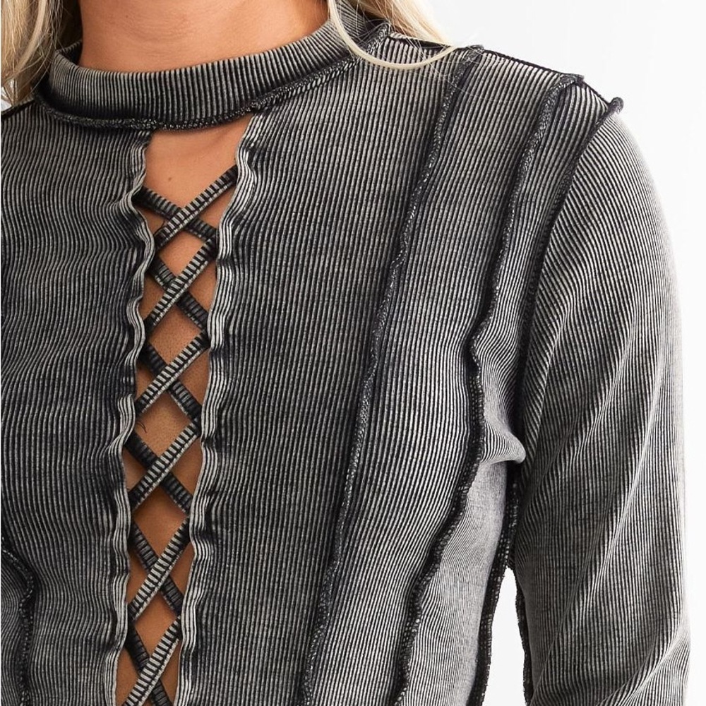 NWOT Buckle ‘Exposed Seam’ Top
